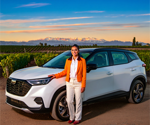 SUV de alquiler de Diversidad Turismo Activo en un viñedo de Mendoza. Perfecto para explorar bodegas y paisajes de la región con comodidad y libertad.
