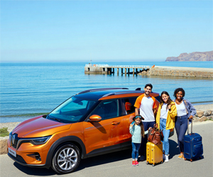 Familia de turistas con SUV naranja alquilado en Diversidad Turismo Activo & de Naturaleza, disfrutando del paisaje costero de Puerto Madryn, Argentina.
