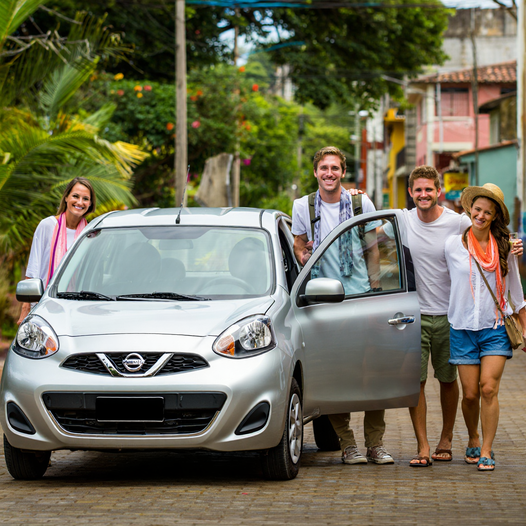 Grupo de turistas junto a un Nissan March de alquiler en Puerto Iguazú, con Diversidad Turismo Activo & de Naturaleza