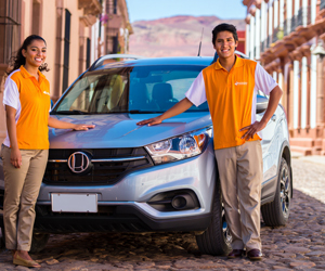 SUV gris de alquiler con personal de Diversidad Turismo Activo & de Naturaleza en el casco histórico de Salta, Argentina.